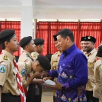 Wali Kota Kediri, Abdullah Abu Bakar, saat menyalami kontingen Rainas XII. Foto: Ist
