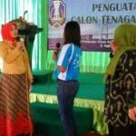 Istri Menteri Ketenagakerjaan, Marifah Hanif Dhakiri saat berdialog dengan salah satu calon TKI