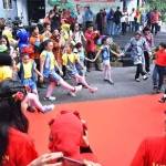 Wali Kota Surabaya Tri Rismaharini menari bersama bocah