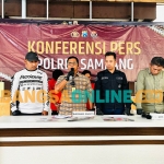 Kasatreskrim Polres Sampang AKP Sigit Nursiyo Dwiyugo saat menyampaikan perkembangan kasus mantan Kepala Desa Kramat. Foto: Mutammim/ BANGSAONLINE