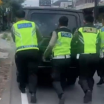 Personel dari Unit Lantas Polres Kediri Kota saat membantu mendorong mobil pemudik yang mogok (dok. Ist)
