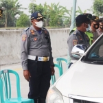 Kapolres Ngawi AKBP I Wayan Winaya memantau pengecekan kendaraan di pos penyekatan.