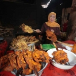 Khofifah saat berada di dapur ayam panggang gandu, Magetan.