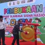 Pj Wali Kota Madiun Eddy Supriyanto menabuh gong sebagai tanda dimulainya O2SN. Foto: HENDRO SUHARTONO/ BANGSAONLINE