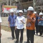 Menteri Rini Soemarno saat melakukan kunjungan ke perusahaan millik negara yang ada di Tuban. (foto: suwandi/BANGSAONLINE)