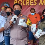 Kapolres Mojokerto AKBP Apip Ginanjar memberikan keterangan pers terkait kasus mafia tanah. foto: BANGSAONLINE