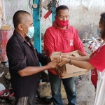 DPD PSI Tuban saat membagikan rice box. (foto: ist)
