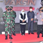Panglima TNI dan Kapolri didampingi Gubernur, Kapolda, Pangdam V Brawijaya, dan Bupati Lamongan saat apel bersama di Alun-Alun Lamongan.