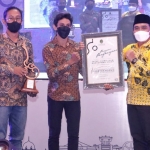 Wakil Wali Kota Pasuruan, Adi Wibowo, saat memberi penghargaan kepada pemuda kreatif di Festival Jingle City Branding.