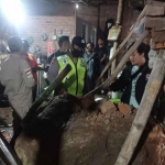 Longsoran batu yang menimpa rumah salah seorang warga diduga akibat cuaca ekstrem yang sedang terjadi di wilayah Kabupaten Kediri. Foto: Ist.