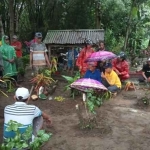 Suasana pemakaman korban di Desa Sumberagung Kecamatan Wates Kabupaten Kediri. Foto: Ist.