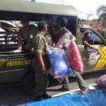 Petugas Satpol PP mengamankan barang milik PKL yang melanggar Perda. foto: yudi eko purnomo/BANGSAONLINE