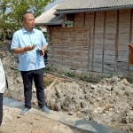 Wakil Ketua DPRD Gresik Asluchul Alif ketika sidak proyek saluran air di Desa Tanggulrejo Kecamatan Manyar. foto: ist.