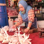 Salah seorang penjual daging ayam di Pasar Sabtuan.