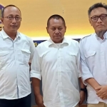 Ketua Pelaksana HPN ke-77 PWI Jatim di Kediri Bambang Iswahyoedhi (kanan) bersama Ketua PWI Jatim Luthfi Hakim (tengah) dan Ketua Panitia HPN PWI Jatim Sokip. Foto: Ist.