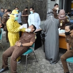 Petugas dari Dinkes Kabupaten Kediri saat melakukan swab antigen kepada staf dan karyawan Kejaksaan Negeri Kabupaten Kediri. foto: ist.