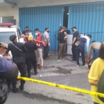 Polisi saat melakukan olah TKP di Toko Shien Cuan, Jalan Manukan Tama, Surabaya, 1 Januari 2022.