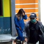 Para pasangan mesum yang terjaring razia kamar hotel di Jombang saat digelandang ke kantor satpol PP. foto: AAN AMRULLOH/ BANGSAONLINE