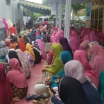  Bertempat di kediaman Hj Rohaya, Farid Alfauzi menghadiri silaturrahim dengan ibu-ibu kelompok pengajian se-Kecamatan Burneh.