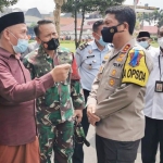 Kapolda Jatim Irjen Pol Nico Afinta sedang berbincang dengan Ketua PWNU Jatim KH. Marzuqi Mustamar. 