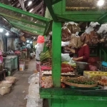 Suasana jual beli di Pasar Baru Kota Probolinggo.