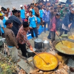 Kaum laki-laki warga Desa Tlemang saat masak Sanggring.