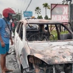 Kerangka mobil jenis Daihatsu Xenia Nopol L 1959 WK yang hangus terbakar di Jl. Raya Tangkel Desa Burneh, Kecamatan Burneh, Kabupaten Bangkalan, Senin (4/1/2021) sekitar pukul 07.00 WIB.