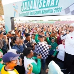 Calon Gubernur Jawa Timur nomor urut 2, Khofifah Indar Parawansa, memberangkatkan puluhan ribu masyarakat peserta Jalan Sehat Hari Santri Nasional 2024 di Stadion Wilis, Kota Madiun.