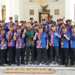 Bupati Ipong beserta pengurus KONI Ponorogo foto bersama.