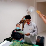 Jubir Paslon Niat, H. Sururi saat dimintai keterangan oleh Bawaslu Gresik. foto: ist.