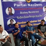 DISKUSI: Ketua DPD Partai NasDem Sidoarjo Ainul Yakin (tengah) saat berdialog dengan wartawan, Senin (9/9). foto: MUSTAIN/ BANGSAONLINE