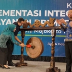 Pj Wali Kota Mojokerto saat memukul gong, sebagai tanda kick off implementasi ILP atau integrasi layanan primer.
