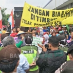 Aksi unjuk rasa warga Desa Lakardowo menuntut pengangkatan timbunan limbah B3. foto: YUDI EP/ BANGSAONLINE