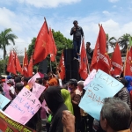 Ratusan petani yang tergabung dalam Front Perjuangan Petani Mataraman (FPPM) saat demo di depan Kantor Perhutani Blitar, Selasa (27/9/2022) siang.