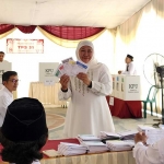 Khofifah menunjukkan 5 jenis surat suara sebelum mencoblos di TPS 31 Kelurahan Jemur Wonosari, Kecamatan Wonocolo, Kota Surabaya. Foto: DEVI FITRI/ BANGSAONLINE