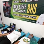 BERBAGI: Bambang Haryo Soekartono (BHS) saat donor darah, di Media Center BHS, Rabu (12/8). foto: MUSTAIN/ BANGSAONLINE