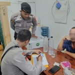 Polisi berhasil mengamankan pria penjual miras di salah satu warung kopi yang terletak di jalan Jalan Raya Pulorejo, Kota Mojokerto. Foto: Ist.