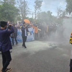 Puluhan mahasiswa Universitas Trunojoyo Madura (UTM) saat menggelar demo di depan Mapolres Bangkalan menuntut polisi mengusut tindakan kriminal di lingkungan kampus, Kamis (29/4/2021).