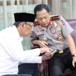 KH A Hasyim Muzadi menunjukkan sesuatu di HP-nya kepada Kapolri Jenderal Tito Karnavian di Mabes Polri Jalan Trunojoyo 3 Jakarta Selatan, Senin (9/9). foto: dokumentasi bangsaonline.com