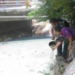 Air limbah kali Surabaya yang diambil petugas tim. foto: rochmatun nisa/ BANGSAONLINE