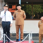Wali Kota Pasuruan Adi Wibowo saat memberikan arahan dalam apel monev penataan PKL dan pengelolaan parkir.