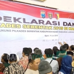 Pembubuhan tanda tangan saat deklarasi damai jelang Pilkades Serentak Kabupaten Ngawi. foto: ZAINAL ABIDIN/ BANGSAONLINE