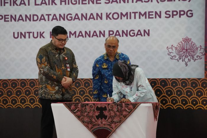  Perwakilan SPPG saat melakukan penandatanganan komitmen keamanan pangan disaksikan Mas Dhito (kiri)dan Kepala Dinas Kesehatan Kabupaten Kediri. (Ist).
