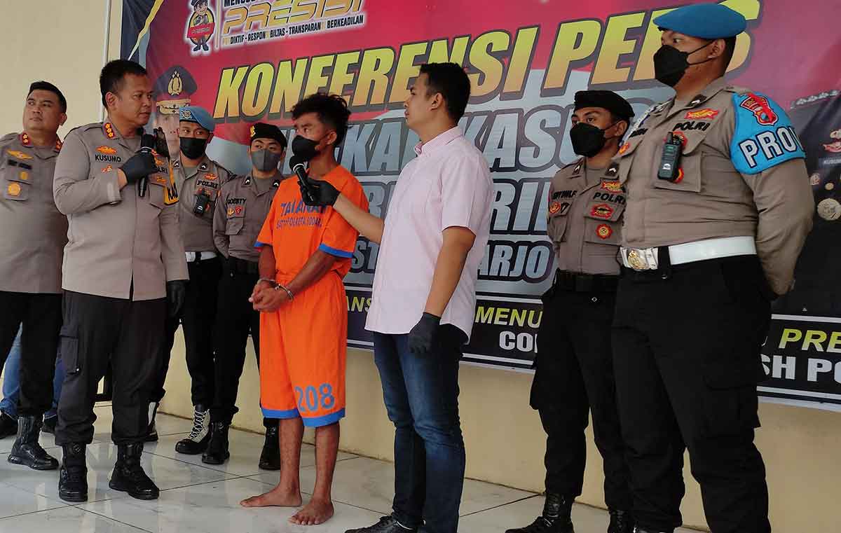 Kapolresta Sidoarjo, Kombes Pol Kusumo Wahyu Bintoro, saat menginterogasi pembunuh PSK di Dusun Buntut RT 11 RW 06, Desa Mojoruntut, Kecamatan Krembung.
