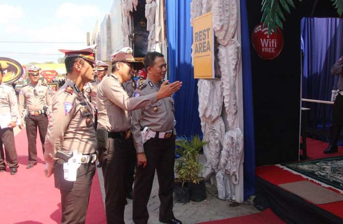 Kapolres AKBP Wahyu S Bintoro bersama Kasatlantas AKP Whika Ardilestanto mendampingi tim penilai Polda Jatim. foto: SYUHUD/ BANGSAONLINE