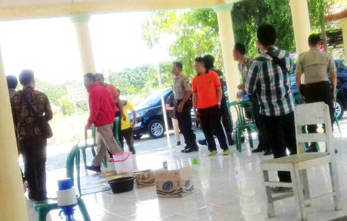 Tim KPK saat menggeledah kantor balai desa Dasok, kecamatan Pademawu, Kabupaten Pamekasan. foto: ERRI/ BANGSAONLINE