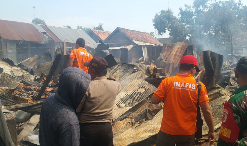 Tim Labfor datang ke lokasi kebakaran di Pasar Tanah Merah untuk mencari penyebab kebakaran.
