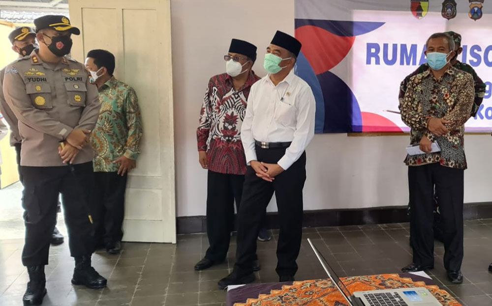 Menko PMK Muhadjir Effendy (dua dari kanan) didampingi Wali Kota Blitar Santoso (tiga dari kanan) meninjau tempat Isoter di Asrama Universitas Negeri Malang di Blitar.