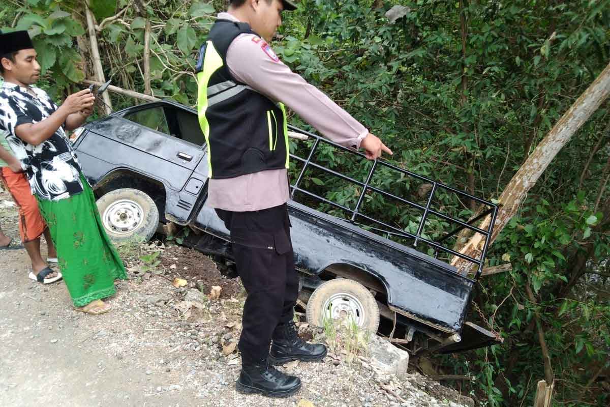 Polisi saat tiba di jembatan Desa Somber, Kecamatan Tambelangan, Sampang, Jawa Timur, untuk melakukan evakuasi korban dan pikap yang tergelincir, Sabtu (14/6/2025). Foto: Dok. Humas Polres Sampang.