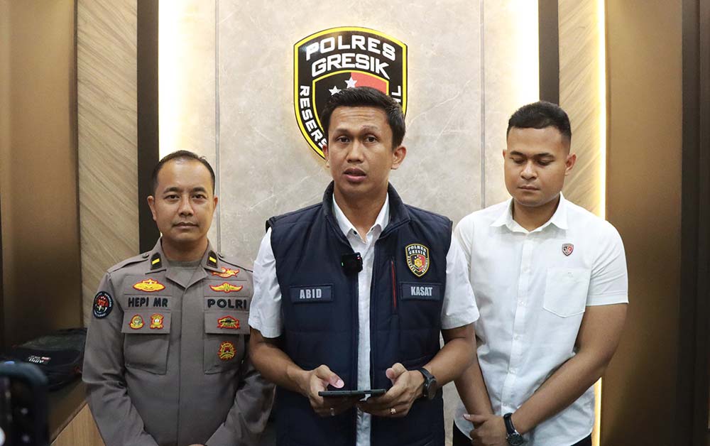 Kasatreskrim Polres Gresik, AKP Abid Uais Al-Qarni Aziz (tengah), saat memberikan keterangan pers. Foto: Ist.